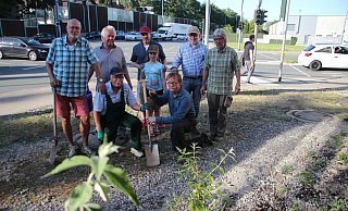 Erste Runde in der Gartenstaffel: Die Projektteilnehmer des HVV mit Roland Hesse (v. l.), Dieter Siebeck, Jürgen Lessing, Stephan Berg mit Tochter Angelie, Vorsitzender Norbert Drews, Stadtheimatpfleger Wilfried Henze und Stadtgärtner Ralf Haffke. - Burkhard Battran