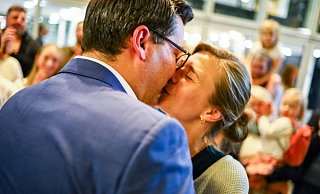Joachim Ebmeyer und seine Frau Silke Ebmeyer feiern den Wahlsieg. - Daniel Salmon