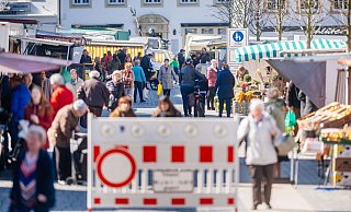 Die Wochenmarkt-Händler müssen zur Weihnachtsmarkts-Zeit stets umziehen. Die Frage ist diesem Jahr nur: Wohin? - Archivfoto Besim Mazhiqi