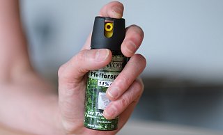 Ein Parfümdieb setzte in Bünde Reizgas ein. - Bernd Weißbrod/dpa