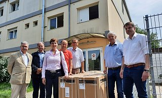 Michael Spors und Hubert Schonlau (beide Amt für Soziales, v. l.) nehmen die neuen Geräte im Kreis von Ortsvorsteherin und Ratsfrau Susanne Meiche, Schützenkönig Dirk Koch, Ratsherr Markus Mertens, Helmut Bartsch sowie Elmar Fortak (beide Schützenvorstand) entgegen. - Marc Schröder