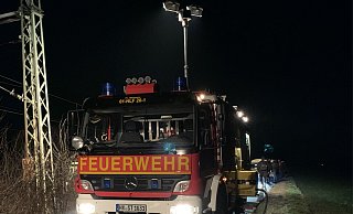 Vier Stunden lang ist die Feuerwehr Steinheim an der Bahnstrecke im Einsatz. - Feuerwehr Steinheim