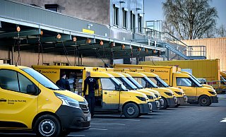 Das neue Gebäude hat 20 Belade-Rampen, mehr als an der Kaiserstraße. Weiterer Vorteil: Sie können allesamt trocken beladen werden. Der Gang unter dem Oberdach – im Postjargon „Catwalk" genannt – macht es möglich. - Andreas Frücht