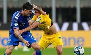 Gegen Italiens Nicolò Zaniolo (l) wird wegen des Verdachts illegaler Wetten ermittelt. - Luca Bruno/AP/dpa