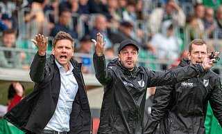Elfmeterpfiff ohne gelbe Karte: Alexander Müller (v. l.), Co-Trainer Marco Beier und Hannes Niemann gehen aus dem Sattel. - Joel Beinke Elfmeterpfiff ohne gelbe Karte: Alexander Müller (v. l.), Co-Trainer Marco Beier und Hannes Niemann gehen aus dem Sattel. - Joel Beinke