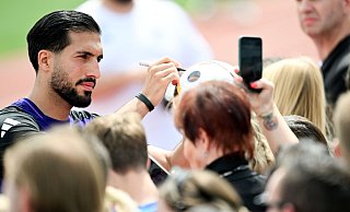 Emre Can schreibt nach dem Training in Herzogenaurach Autogramme. - Federico Gambarini/dpa