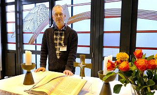Seelsorger Matthias Wasmuth in dem kleinen Gottesdienstraum im Erdgeschoss des Klinikums Mitte. - Susanne Lahr