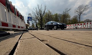 Die Schützenbrücke ist in den Seitenbereichen seit Juni 2020 gesperrt. Grund sind die faulenden Holzbohlen. - Thorsten Gödecker