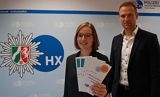 Aufklären und Straftaten verhindern: Präventionsbeauftragte Katharina Willberg und Kripo-Chef Karsten Koutsky mit den Info-Broschüren für Senioren. - Mathias Brüggemann