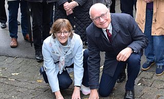 Bürgermeisterin Ute Dülfer und der CDU-Stadtverbandsvorsitzende Hans-Bernd Janzen – hier bei der Legung der Stolpersteine in Husen – arbeiten auch im Wahlkampf Hand in Hand. - Anja Ebner