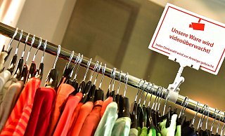 Warnschild in einem Bekleidungsgeschäft. Im vergangenen Jahr wurden im Einzelhandel Waren im Wert von rund 3,75 Milliarden Euro entwendet. - picture alliance/dpa