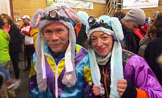 Niedlich und cool: Andreas und Serena als Leuchthasen. - Burkhard Battran