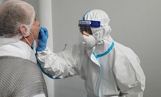 Nach zahlreichen Neuinfektionen in einem Zerlegebetrieb für Sauen und Schweine führte der Kreis Gütersloh Dienstag wieder eigene Tests bei Tönnies durch. - Tönnies