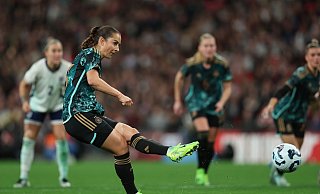 Sara Däbritz trifft beim Sieg gegen England, muss nun aber gegen Australien angeschlagen passen. - Paul Terry/CSM via ZUMA Press Wire/dpa