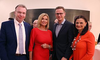 Für die Fernseh-Sendung „Die Höhle der Löwen" nahm Dagmar Wöhrl (2.v.l.), Jurorin der Gründer-Show, den Mittelstandspreis 2019 in der Kategorie „Gesellschaft" entgegen. Zu den ersten Gratulanten gehörten der Vorsitzende des MIT-Kreisverbandes Paderborn, Ulrich Lange (l.), der MIT-Bundesvorsitzende Carsten Linnemann (2. v. r.) und die Jury-Vorsitzende Gitta Connemann (r.). - Joerdis Zaehring