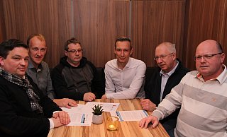 Im Restaurant „Palmas" in Lipperreihe bereiten sie die Gründung der „Initiative Oerlinghausen" vor: Dennis Thon (v. l.), Marcus Krause, Thomas Hasselberg, Daniel Bartke, Jürgen Hubrich und Michael Grimmig.  - Knut Dinter
