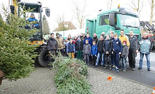 Vor dem Start in Holsen-Ahle: Die Helfer treffen sich vor den Geräten der Firma Horstmann - Thorsten Mailänder