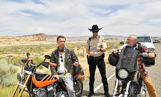 Max Parger (Florian Silbereisen, l) und Martin Grimm (Daniel Morgenroth, r) haben ein Problem: Sheriff Steve McCrown (Kai Pflaume) erkennt ihre Führerscheine nicht an. - Dirk Bartling/ZDF/dpa