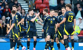 Die schottischen Spieler feiern das erste Tor des Spiels. - Steve Welsh/PA Wire/dpa