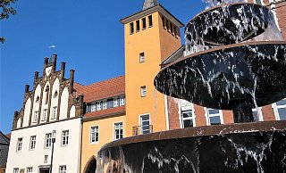 Die Mediothek im alten Rathaus am Lübbecker Markt war eines der Wahllokale bei der Kommunalwahl am 14. September. Mehrere Wahlplakate in der Nähe mussten abgehängt werden. - Oliver Krato