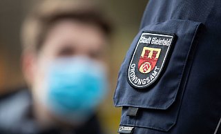 Ein Mitarbeiter des Ordnungsamt patrouilliert in der Fußgängerzone. Zuletzt wurden Mitarbeiter im Öffentlichen Dienst immer öfter verbal, aber auch körperlich angegriffen. - Symbolfoto: picture alliance/dpa