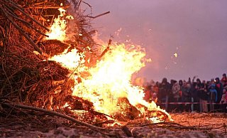 Zahlreiche Besucher erfreuen sich von Jahr zu Jahr an den verschiedenen Osterfeuer-Veranstaltungen. - Lars Penning/dpa