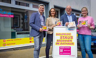 (v. l.) Verkehrspolitischer Sprecher Rainer Seifert, Fraktionsvorsitzende Jasmin Wahl-Schwentker, Kreisverbands-Vorsitzender Jan Maik Schlifter und Fraktionsgeschäftsführerin Jessica Bremes. - FDP
