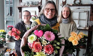 Mit blumigen Grüßen: Nicole Bulthaup (Mitte), ihre Auszubildende Selina Schmidt (l.) und Kollegin Christine Ellerkmann. - Meiko Haselhorst