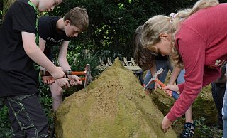 Die Jugendgruppe des Paläontologischen Arbeitskreises untersucht Brocken aus dem Doberg aus Fossilien - Jona Tamara Steffmann