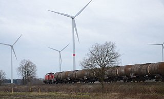 Ein aus Kesselwagen bestehenden Güterzug fährt über das Sulinger Kreuzes nach Sulingen. - Joern Spreen-Ledebur