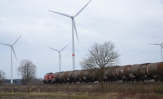 Railion 294 590 führte am 21. März 2016 einen Güterzug von der Exxon-Niederlassung Barenburg auf der noch im Güterverkehr bedienten Strecke des Sulinger Kreuzes nach Sulingen. - Joern Spreen-Ledebur
