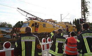 Dieser Unfall im September 2019 am Bahnübergang Kirchlengern sorgte für Aufsehen: Ein Reisebus hatte eine Bahnschranke beschädigt. Die Schranke stürzte daraufhin in die Oberleitung. - Archivfoto: Torben Stallmann