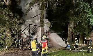 Bei dem Brand wurde ein Nebengebäude zerstört, das als Holzlager diente. - Ralph Meyer