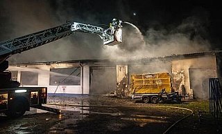 Großbrand in Bad Oeynhausen zerstört Baustoffhandel - Bad Oeynhausen