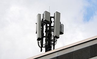 Mobilfunkantennen des Funkstandards 4G (länglich) und 5G (quadratisch) sind auf dem Dach der Bundesnetzagentur an einem Mast montiert. - Wolf von Dewitz/dpa