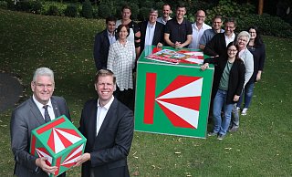 Bürgermeister Werner Peitz (vorne, l.) und Katharinenmarkt-Ausschussvorsitzender Peter Lücke (vorne, r.) freuen sich über die zahlreichen helfenden Hände.  - Jens Reddeker