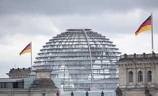 Das Reichstagsgebäude mit der transparenten Kuppel. - Foto: Florian Schuh/dpa