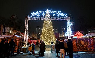 Der Weihnachtsmarkt am Alexanderplatz wurde am Abend von der Polizei abgesperrt. - Paul Zinken/dpa