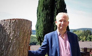 Joachim Avenarius, Betreiber des Waldcafés in Bad Driburg und des Jägerhofs in Willebadessen mit insgesamt 60 Mitarbeitern, schildert die Probleme der Gastrobranche im Kreis Höxter.Foto: Burkhard Battran - Burkhard Battran