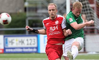 Packendes Duell vor dem Strafraum: Der Loher Kapitän und Innenverteidiger Lukas Brakmann (r.) schlägt den Ball weg vor RWK-Torjäger Lennard Wüllner (erzielte das 1:0). - Egon Bieber