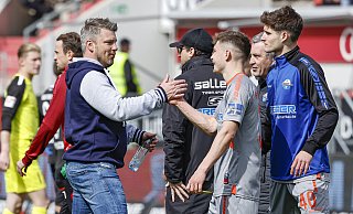 SCP-Coach Lukas Kwasniok (l.) klatscht nach Spielschluss mit seinem Torschützen Florent Muslija ab. Ganz rechts ist Perspektivspieler Justus Henke zu sehen, der am Sonntag im 18er-Kader stand. - picture alliance/dpa