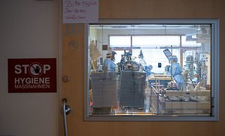 Fachpersonal behandelt einen Covid-19-Patienten auf einer Intensivstation. - picture alliance/dpa