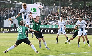 SCP-Youngster Luis Engelns setzt sich in der 23. Minute gegen die Münsteraner Paul Jaeckel (l.) und Jano ter Horst durch, um per Kopfball sein erstes Zweitligator zu erzielen. - Imago Images SCP-Youngster Luis Engelns setzt sich in der 23. Minute gegen die Münsteraner Paul Jaeckel (l.) und Jano ter Horst durch, um per Kopfball sein erstes Zweitligator zu erzielen. - Imago Images