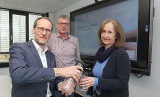 Der Löhner Bürgermeister und Vorsteher des Wasserbeschaffungsverbands "Am Wiehen" Bernd Poggemöller (l.) mit Holger Freymuth von den Stadtwerken Löhne und Susanne Brants von den Stadtwerken Bad Oeynhausen. - Ulf Hanke