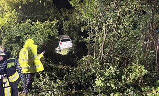 Mit einer Seilwinde ziehen die Einsatzkräfte und der Abschleppdienst den Polo aus der Böschung. - Freiwillige Feuerwehr Bad Wünnenberg