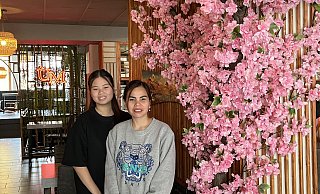 Thuy Linh Nguyen (links) betreibt das Restaurant Ùm Asia in der Obermarktstraße. Für die aufwendige Blumen-Deko ist ihre Mutter zuständig. - Christine Riechmann