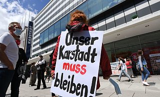 Bundesweit pprotestieren Gewerkschafter  gegen die geplanten Schließungen von Karstadt-Filialen --  wie hier auf der Frankfurter Zeil. - picture alliance/dpa