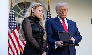 Erika Kirk nimmt die von Präsident Donald Trump posthum verliehene US-Freiheitsmedaille anstelle ihres getöteten Mannes Charlie Kirk entgegen. - Mark Schiefelbein/AP/dpa