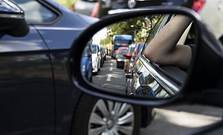 Alltägliches Bild für Berufspendler: Auch in Zeiten von Lockdown und Homeoffice bleibt die Zahl der Menschen, die auf dem Weg zur Arbeit weite Strecken zurücklegen, auf einem hohen Level. - IG Bau