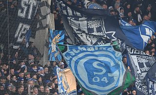 Vor Spiel in Dublin gab es einen Zwischenfall mit Schalke-Fans. - Swen Pförtner/dpa